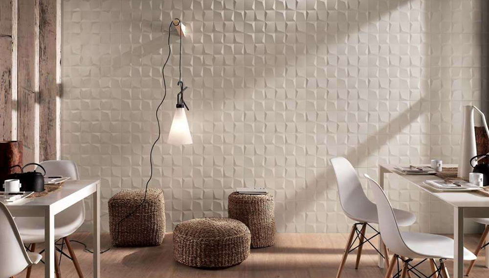 Rivestire le pareti del soggiorno con le piastrelle in ceramica